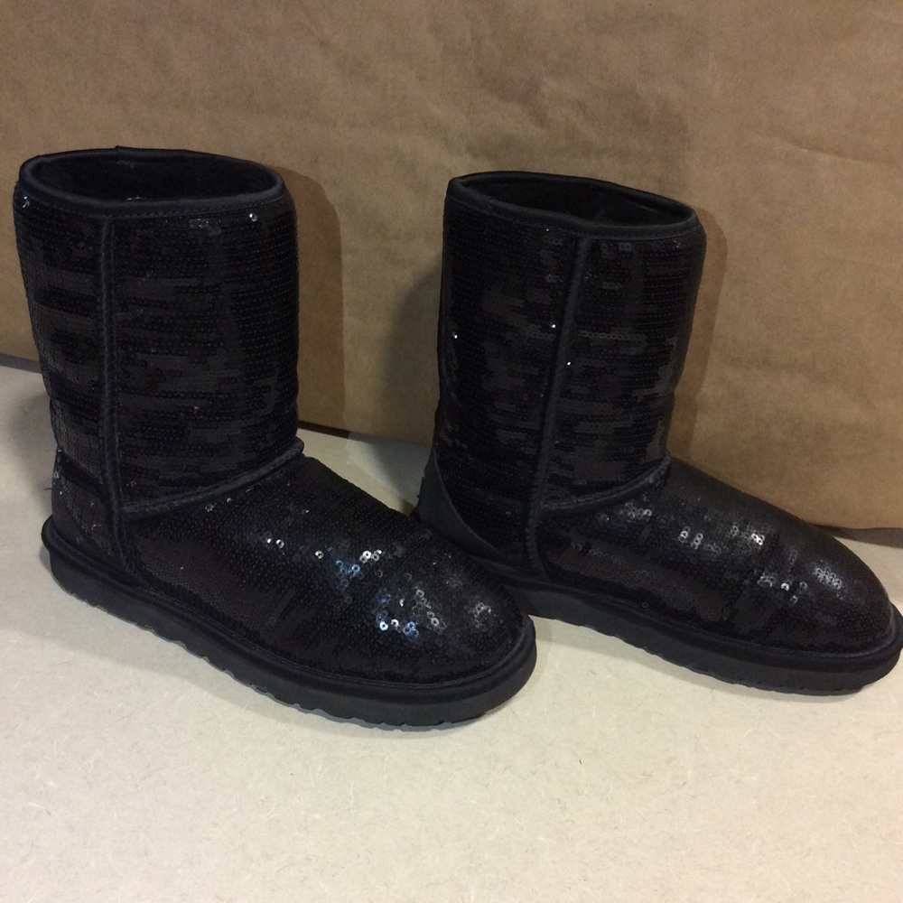 UGGS - Picture 2 of 5